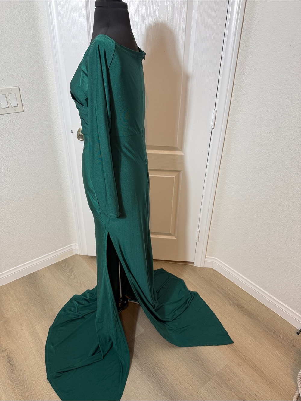 Elegant Deep Green Long-Sleeve Holiday Evening Gown - Picture 4 of 6